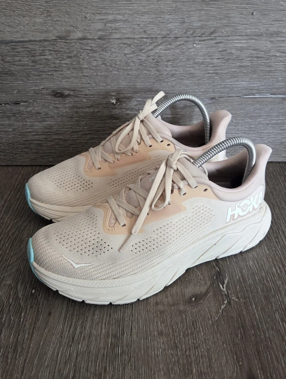 HOKA Arahi 7 Running Shoe Size 7.5 Wide Vanilla/Cream